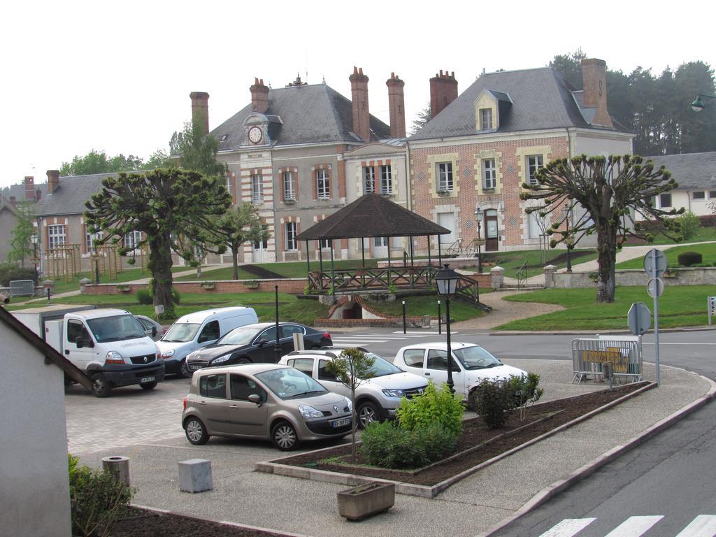 Auberge Du Grand Dauphin Dhuizon Zewnętrze zdjęcie